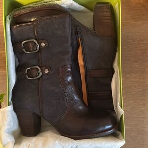 NAYA Lightning Boots